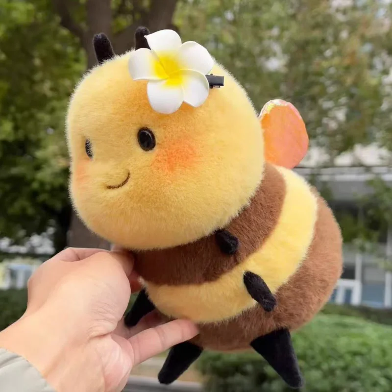 20 cm mjukt bee gosedjur i söt kawaii- och tecknad stil för födelsedag och jul 20 En fluffig gul och brun bi-plush leksak med en blomma på huvudet.