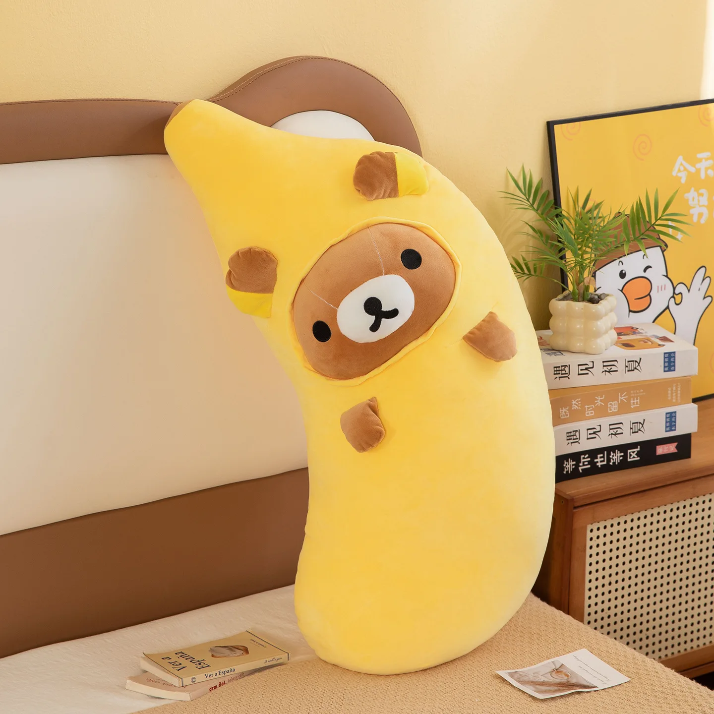 Rilakkuma gosedjur i Banana-serien, dekorativ superlång soffkudde, 35–80 cm, present 20 Gul bananformad plyschfigur placerad i en mysig sovrumsmiljö.