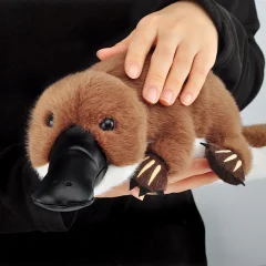 Naturtroget platypus gosedjur i kawaii-stil med bred näbb och medföljande ägg