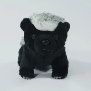 Alternative view of Sött, naturtroget honey badger gosedjur med ratel- och skunkmotiv i kawaii-stil