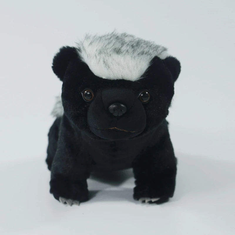 Sött, naturtroget honey badger gosedjur med ratel- och skunkmotiv i kawaii-stil 22 Framsida av den naturtroget formgivna honungsgrävlingens plyschfigur.