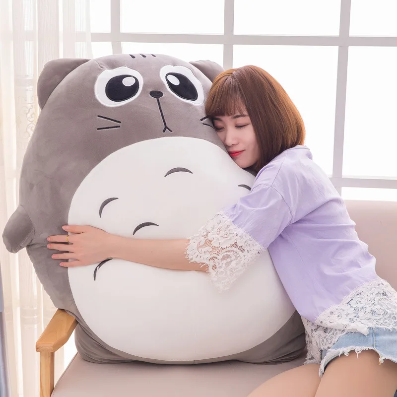 Stor grå katt som gosedjur i söt Totoro-stil, kattkudde och plyschkudde, 30–70 cm 19 Person som kramar ett stort grått kattformat gosedjur