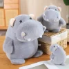 Fluffigt hippopotamus gosedjur som plyschkudde i gullig tecknad stil, 12–35 cm 18 Fluffigt hippopotamus gosedjur som plyschkudde i gullig tecknad stil, 12–35 cm