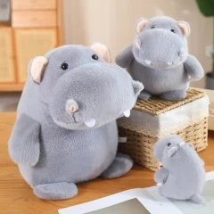 Fluffigt hippopotamus gosedjur som plyschkudde i gullig tecknad stil, 12–35 cm