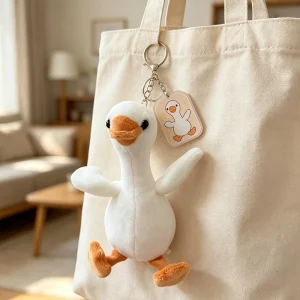 Söt vit gås och gul anka som mjuk plyschfigur, väskhänge och födelsedagspresent