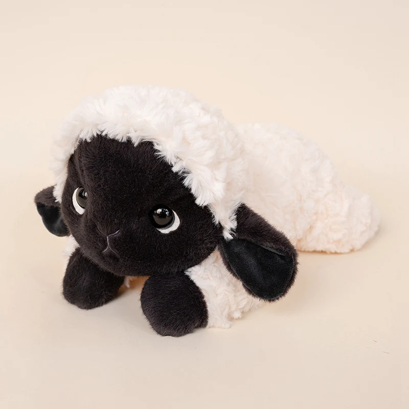 Får gosedjur, fluffig och söt, svartvitt liten fårdocka sött, 18–45 cm 18 Svartvitt fårgosedjur i helfigur mot ljus bakgrund.