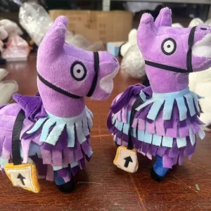 Fortnite-gosedjur i lila tecknad stil med flera figurvarianter, mjukt och bekvämt