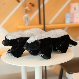 Alternative view of Honey badger gosedjur med naturtroget tecknat utseende, mjukt och kramvänligt, 40–50 cm