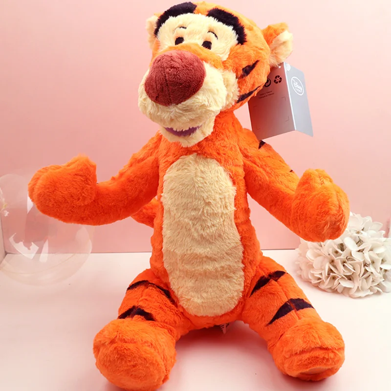 Piglet gosedjur och Tigger-kudde från Winnie the Pooh, fluffig och kramvänlig 19 Visa tigern framifrån med randig orange kropp och ljus mage.