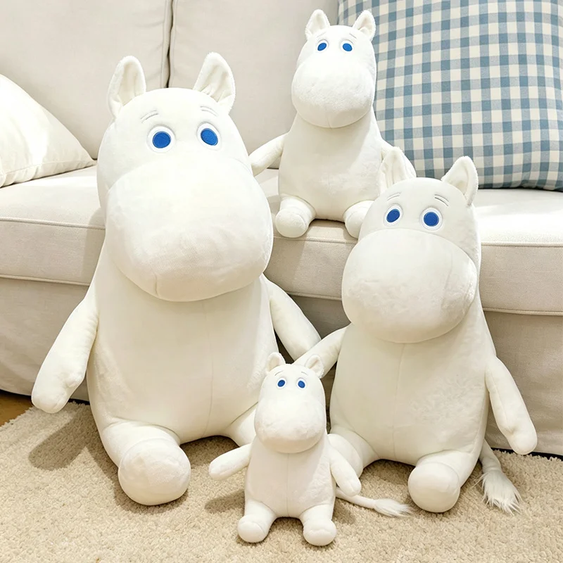 Hippo gosedjur som ankakudde, vit och söt, moomins anka tecknad stil, 35–50 cm 21 Vita mjukisdjur med blå ögon visas tillsammans i olika storlekar på en säng.
