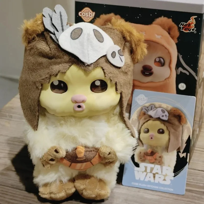 Star Wars Ewok Cosbi-docka som nyckelring och ryggsäckshänge, serie 2, blindbox 46 Cremefärgad plushfigur i brun dräkt med ljus huvudbonad och förpackning intill.