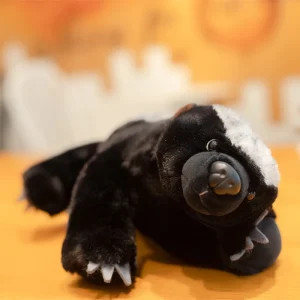 Honey badger gosedjur med naturtroget tecknat utseende, mjukt och kramvänligt, 40–50 cm 11 Honey badger gosedjur med naturtroget tecknat utseende, mjukt och kramvänligt, 40–50 cm