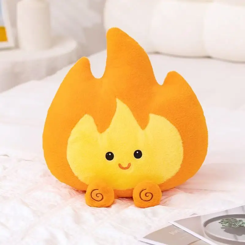 Flame gosedjur i anime-stil som lekfull plyschkudde med tecknat uttryck, 22–46 cm 21 Visa den orange lågdockan framifrån med ansikte och små fötter.