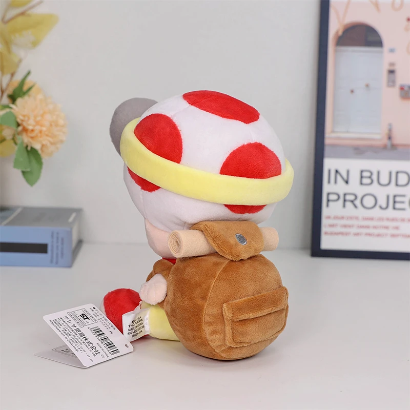 Captain Toad gosedjur från Super Bros och Treasure Tracker, mjuk docka med söt stil 20 Baksidan av Captain Toad-figuren med mössa, bruna kläddetaljer och ryggsäck.