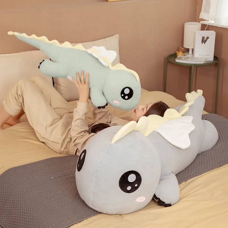Stort och mjukt dinosaurie gosedjur som lång kramkudde med söt tecknad ängeldesign 6 Stort och mjukt dinosaurie gosedjur som lång kramkudde med söt tecknad ängeldesign - Bild 6