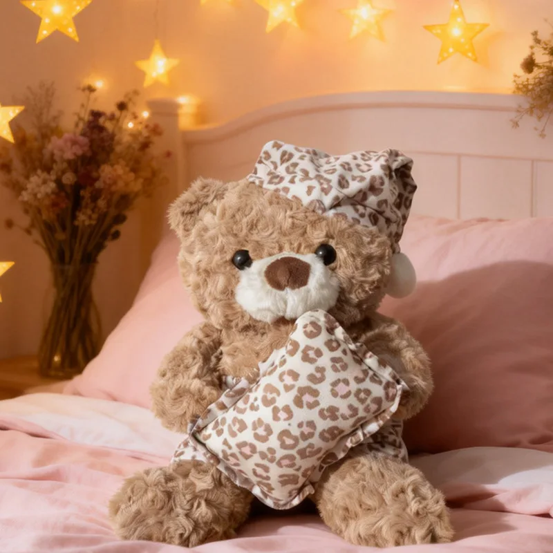 Björn gosedjur med nattmössa och pyjamas, söt och välgjord sovkompis vid läggdags 7 Björn gosedjur med nattmössa och pyjamas, söt och välgjord sovkompis vid läggdags - Bild 7