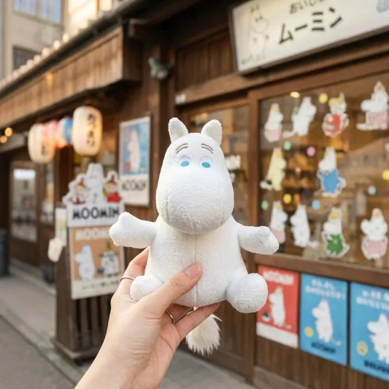 Moomin gosedjur i söt tecknad stil, med kreativ design och kramvänlig form, 20 cm 20 Vit mjuk figur med blå ögon visas framifrån och hålls i en hand.