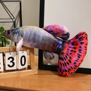 Guppy gosedjur som färgstark plyschkudde i fiskform, mjuk och dekorativ, 40–60 cm