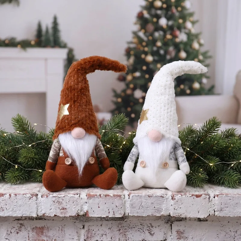 Juldekorationer med flera figurvarianter, ansiktslösa prydnadsfigurer i nordisk stil 22 Två stickade tomtar i brunt och vitt står framför en julgran.