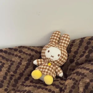 Miffy mjukt gosedjur med gulligt rutigt vintageutseende för skrivbord och hem