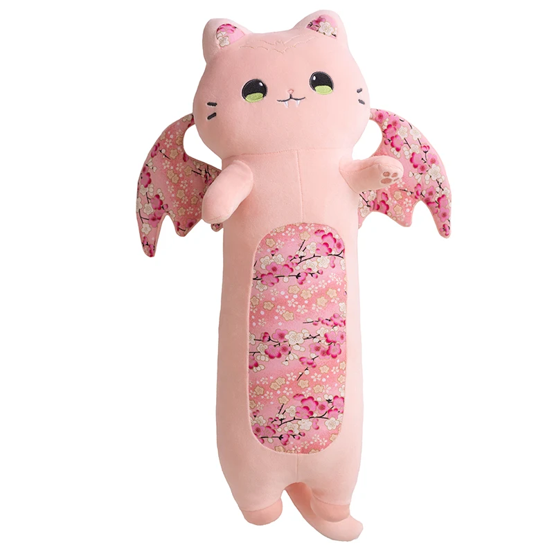 Rosa lucky cat som katt gosedjur och kramkudde med fladdermusvingar och sakurablommor 27 Nära vy av en rosa plyschkatt med vingar och blommiga detaljer.