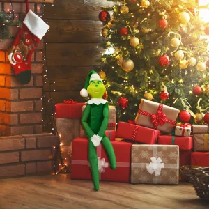 Christmas elf-gosedjur i anime-stil med julmotiv som dockfigur och hyllprydnad