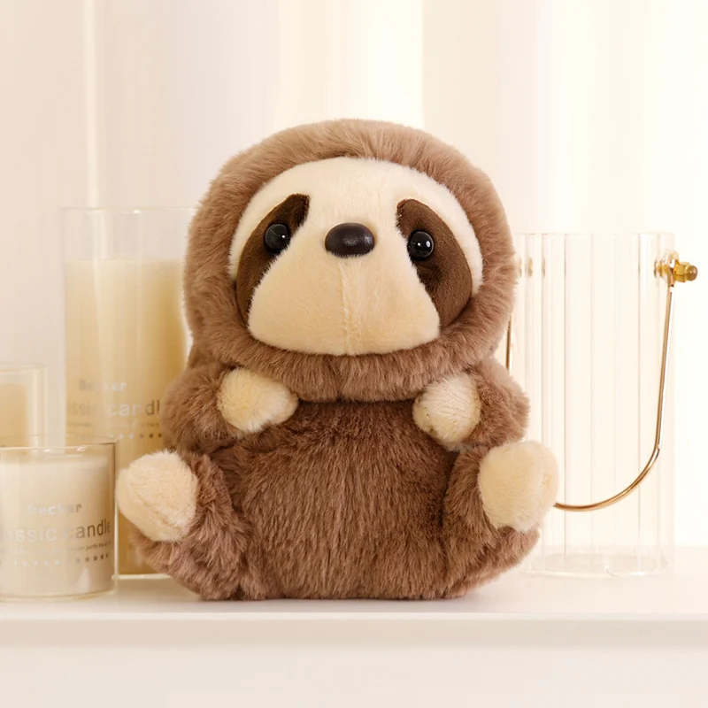 Sloth gosedjur, Adorable och anime style, charmigt naturtrogen animeinspirerad stil 22 Brun slöjdocka med ljusa ansiktsmarkeringar, visad sittande bland ljusa dekorativa föremål.