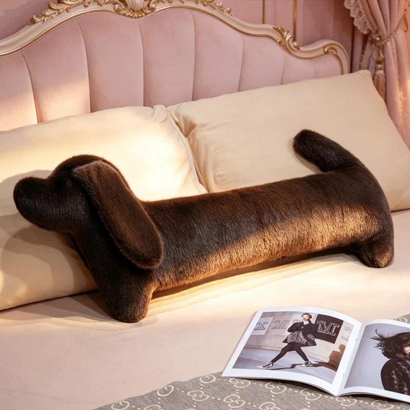 Hund gosedjur som hundkudde, Long och Leg support, 50–110 cm 30 Lång mörkbrun hundformad plyschkudde på en bädd