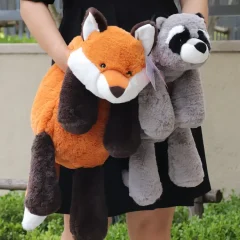 Räv gosedjur som hukande kawaii-kuddfigur, sengångare, tvättbjörn, krokodil och Stitch