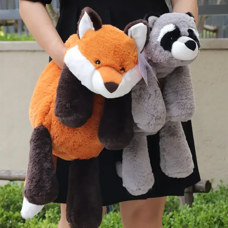 Räv gosedjur som hukande kawaii-kuddfigur, sengångare, tvättbjörn, krokodil och Stitch 26 Flicka som håller en orange plyschräv och en grå tvättbjörn.