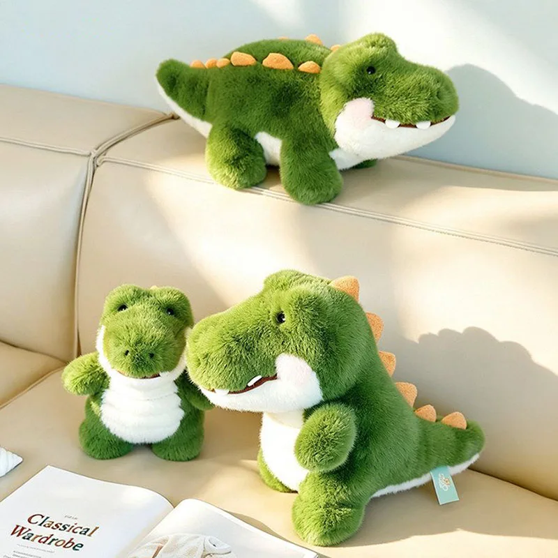 Krokodil gosedjur som fluffig kudde i grön kawaii-stil med sött uttryck, 25–48 cm 22 Tre gröna krokodilgosedjur i olika storlekar på en soffa.