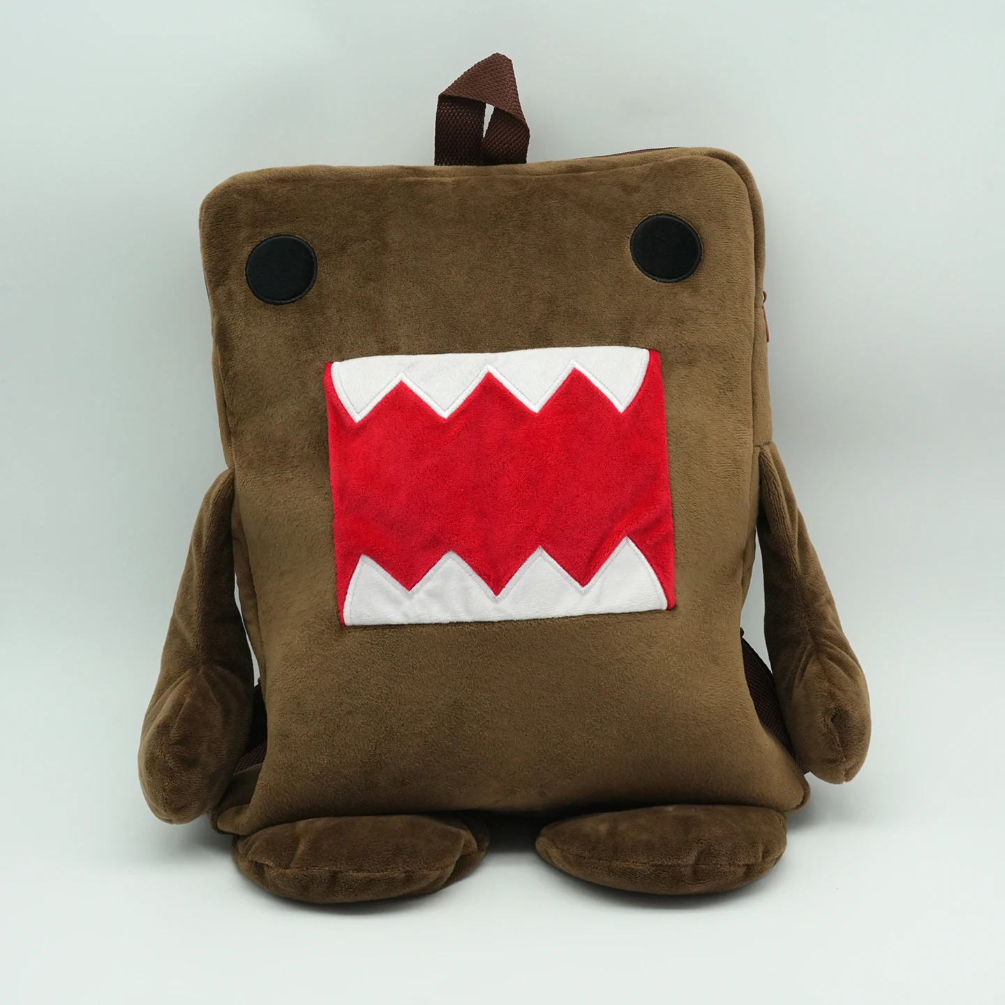 Söt brun kawaii-väska med Domo-kun som ryggsäck, tecknad modell, 1, 5 eller 8 st. 26 Närbild på Domo-kun-ryggsäckens ögon och tandförsedda mun.