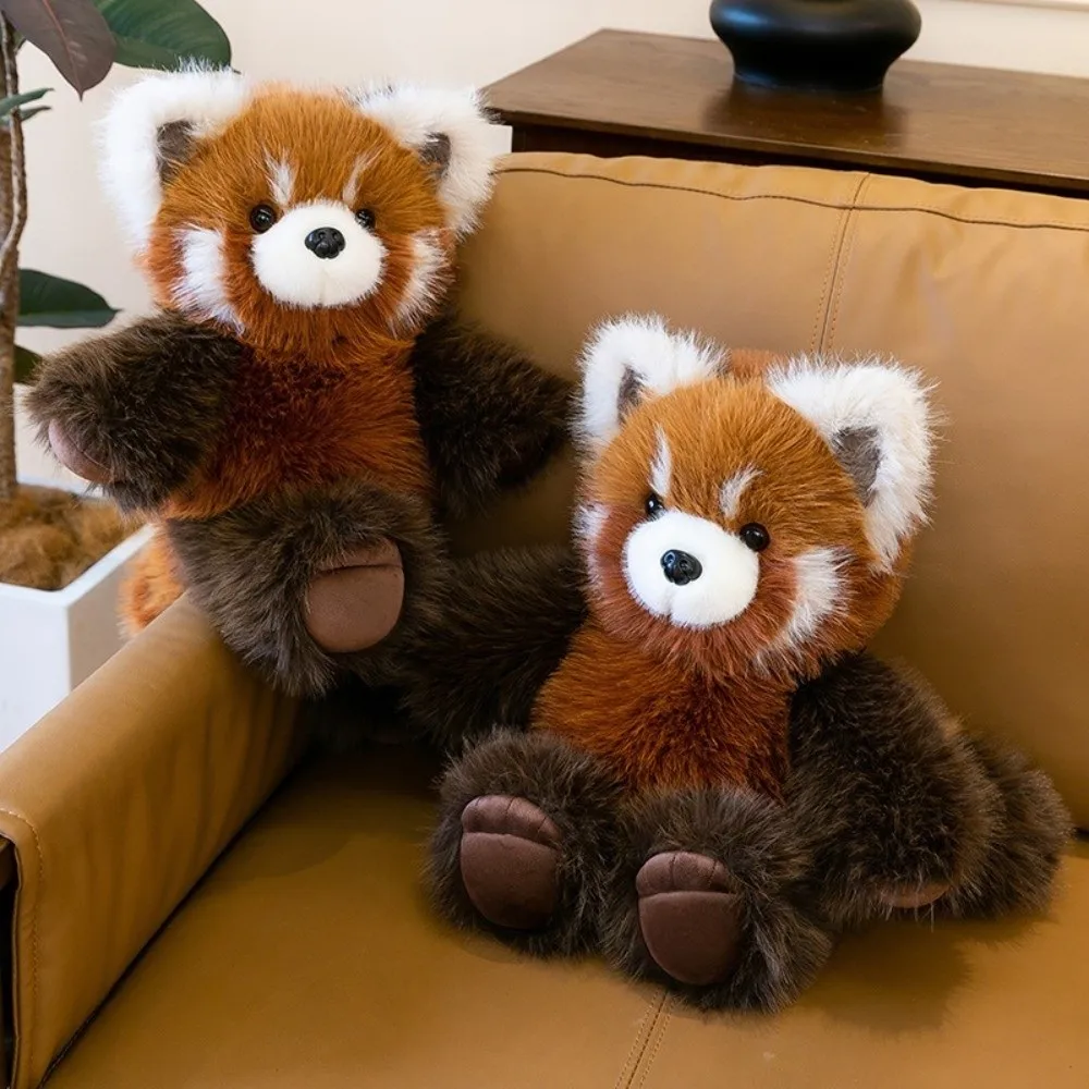 Kawaii panda gosedjur som fluffig kudde med tvättbjörnsmotiv för kramar och som julklapp 24 Två fluffiga panda- och raccoonliknande gosedjur som pandakuddar på en soffa.