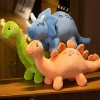 Färgglatt dinosaurie gosedjur med triceratopsmotiv i tecknad kawaii-stil för barn 14 Färgglatt dinosaurie gosedjur med triceratopsmotiv i tecknad kawaii-stil för barn