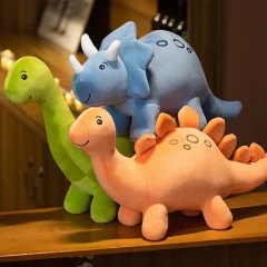 Färgglatt dinosaurie gosedjur med triceratopsmotiv i tecknad kawaii-stil för barn