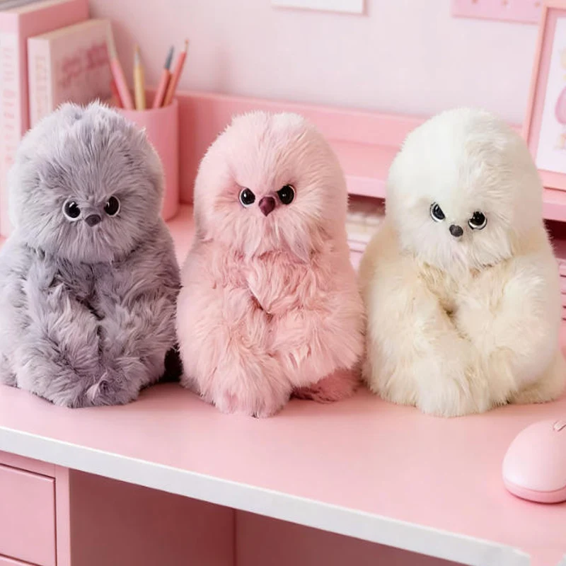 Uggla som nyckelring, Interactive och Head-turning, uggladekoration sing adorable 23 Tre fluffiga uggleplysch i grått, rosa och crème på ett rosa skrivbord.