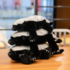 Honey badger gosedjur med naturtroget tecknat utseende, mjukt och kramvänligt, 40–50 cm 9 Honey badger gosedjur med naturtroget tecknat utseende, mjukt och kramvänligt, 40–50 cm