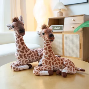 Giraffe gosedjur i liggande design, realistiskt och fluffigt vilddjursmotiv för soffan 10 Giraffe gosedjur i liggande design, realistiskt och fluffigt vilddjursmotiv för soffan