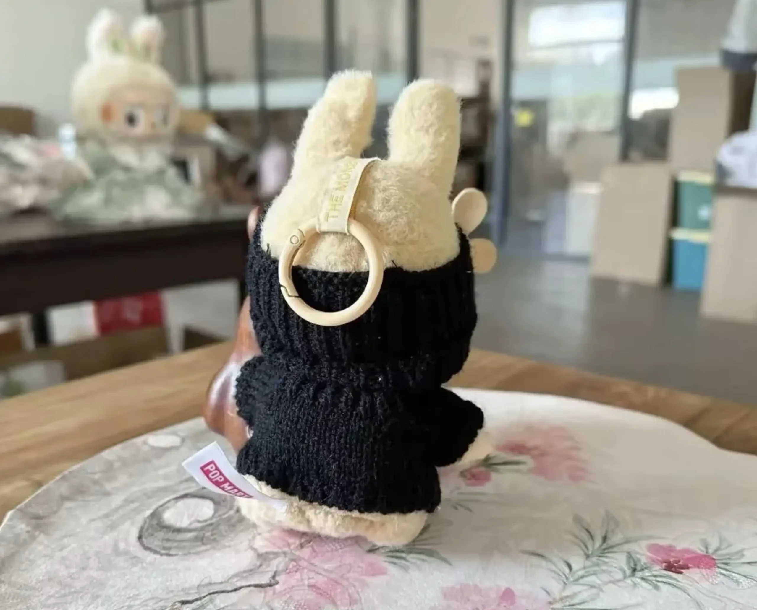 Björn som nyckelring, björn hat och Love sweater, 17 cm 5 Björn som nyckelring, björn hat och Love sweater, 17 cm - Bild 5