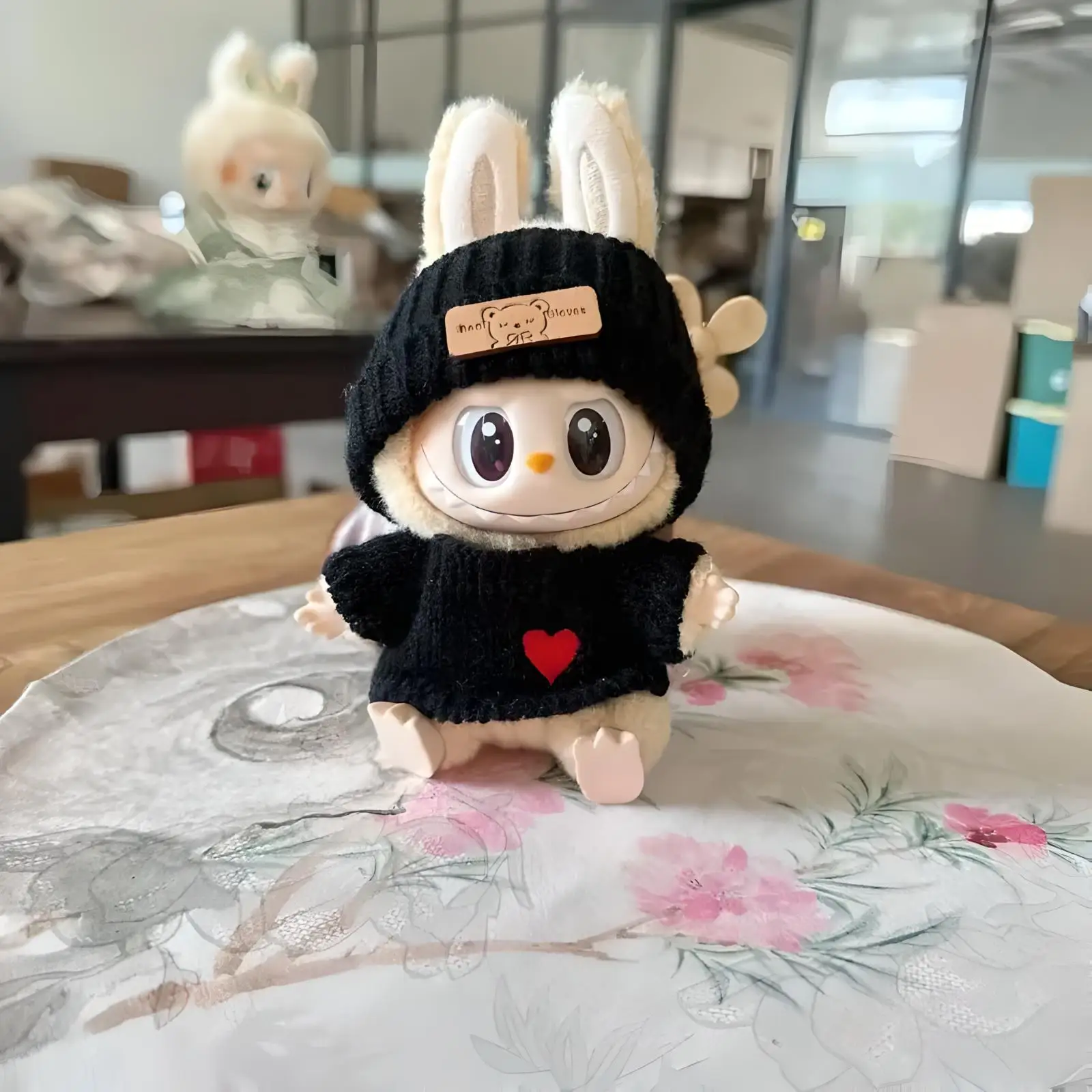 Björn som nyckelring, björn hat och Love sweater, 17 cm 2 Björn som nyckelring, björn hat och Love sweater, 17 cm - Bild 2