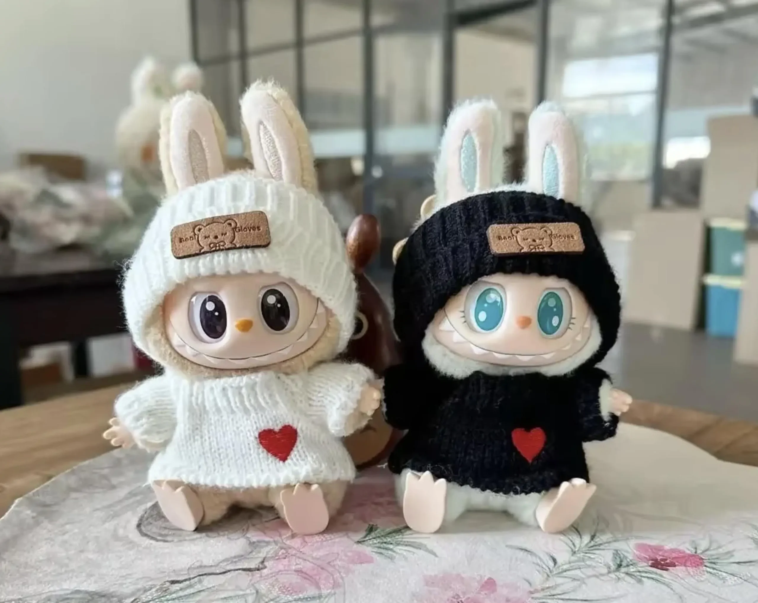 Björn som nyckelring, björn hat och Love sweater, 17 cm 6 Björn som nyckelring, björn hat och Love sweater, 17 cm - Bild 6