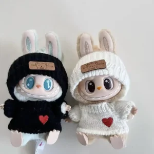 Björn som nyckelring, björn hat och Love sweater, 17 cm 18 Björn som nyckelring, björn hat och Love sweater, 17 cm