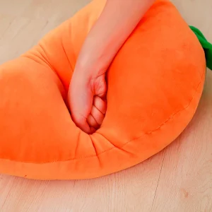 Flera figurvarianter av morotsformat gosedjur som mjuk plyschkudde, 55–95 cm