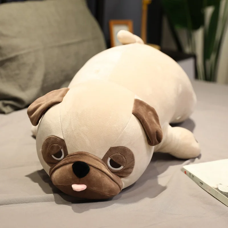 Hund gosedjur som plysch- och sovkudde i söt kawaii-stil med djurdesign, 55–90 cm 22 En krämfärgad pugformad plyschkudde ligger på en säng.