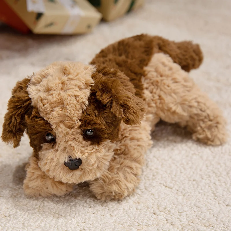Liggande valp som hund gosedjur i mjuk plyschkudde med realistisk form, 32–48 cm 27 Brun och cremefärgad mjukishund visad liggande på ett ljust golv.