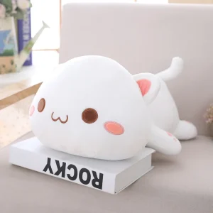 Katt gosedjur i liggande kawaiistil som mjuk kattkudde med gulligt, tecknat uttryck