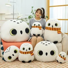 Ugglan Hedwig som mjuk kudde med halsduk i animeinspirerad stil, 25–60 cm