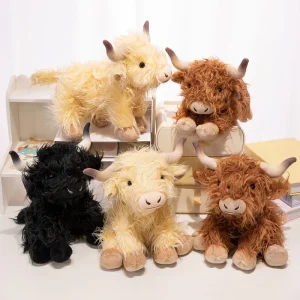Ko gosedjur med lång, fluffig päls, realistisk Highlandstil och tre olika poser