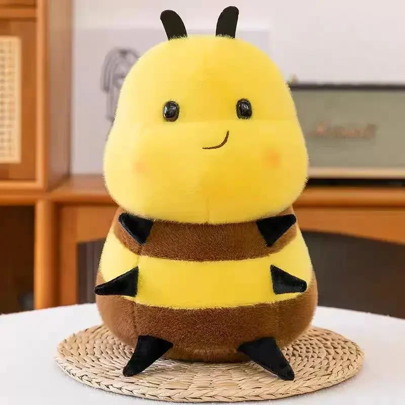 Bi gosedjur som bikudde, tecknad style och kawaii style, plyschkudde stil, 20 cm 21 Gult och brunt bi-mjukisdjur visat upprätt med hela kroppen synlig.
