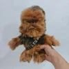 Chewbacca gosedjur i Star Wars-stil, mjuk plyschfigur med rufsig päls och bandolär 27 Chewbacca gosedjur i Star Wars-stil, mjuk plyschfigur med rufsig päls och bandolär